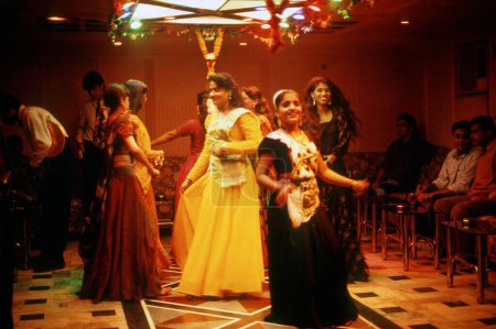 Téléchargez les photos : Bar Maids, Mumbai, Maharashtra, Inde - en image libre de droit