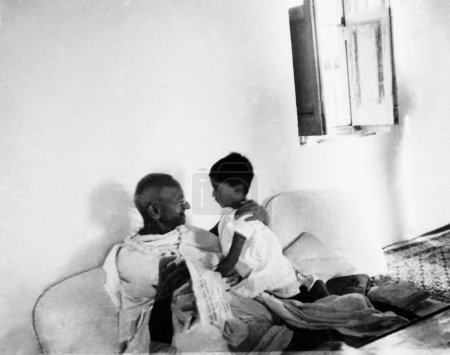 Foto de Mahatma Gandhi y su nieto Rajmohan en el cumpleaños de Gandhis en Birla House; Nueva Delhi; 1937; India - Imagen libre de derechos
