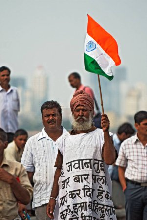 Téléchargez les photos : Des personnes solidaires des forces de sécurité après l'attentat terroriste perpétré par des moudjahidines du deccan, Bombay Mumbai, Maharashtra, Inde 26 novembre 2008 - en image libre de droit