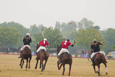 Foto de Jugadores montando a caballo golpeando una pelota en el partido de polo en jodhpur Rajasthan India - Imagen libre de derechos