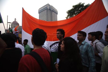 Foto de Miles de Mumbaikars participaron en una marcha de protesta masiva en Gateway, India después del ataque terrorista de Deccan Mujahedeen el 26 de noviembre de 2008 en Bombay Mumbai, Maharashtra, India - Imagen libre de derechos
