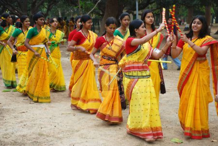 Foto de Gente celebrando el festival Holi en Shantinekatan, Calcuta, Bengala Occidental, India - Imagen libre de derechos