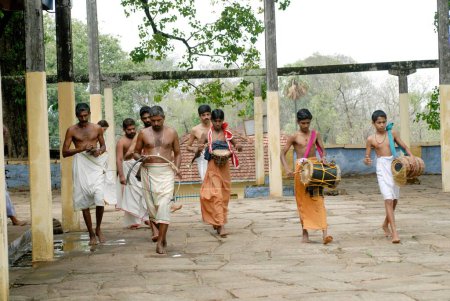 Téléchargez les photos : Canouja sacré considéré comme seeveli dans le temple, Thiruvilwamala, Kerala, Inde - en image libre de droit