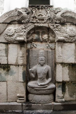 Foto de Estatua del santo Birugumunívar en la pared del parapeto detrás del templo Vimana en Sundaravarada Templo Perumal construido en Pallava período ocho siglo en Uttiramerur; Tamil Nadu; India - Imagen libre de derechos