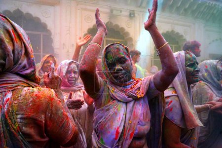 Foto de Viudas bailando celebrando el festival Holi, templo Gopinath, Uttar Pradesh, India, Asia - Imagen libre de derechos