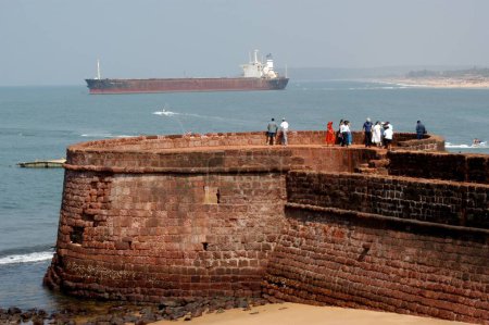 Foto de Turistas disfrutando de las vistas desde el Fuerte Aguada en Goa Norte, India - Imagen libre de derechos