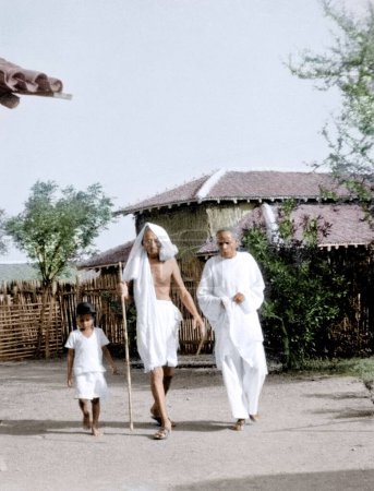 Foto de Mahatma Gandhi caminando con el Dr. Das y el niño, Wardha, India, Asia, 1940 - Imagen libre de derechos