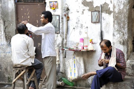 Téléchargez les photos : Salon de coiffure en plein air à Mumbai Maharashtra Inde - en image libre de droit