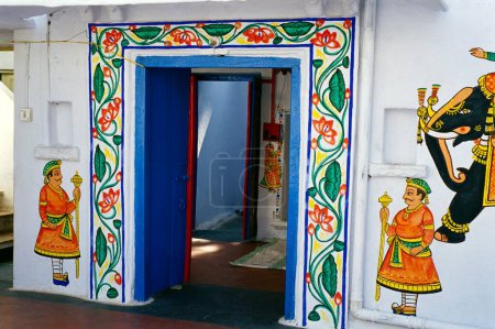 Téléchargez les photos : Peinture murale à la porte, Udaipur, Rajasthan, Inde - en image libre de droit