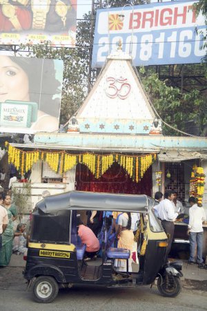 Téléchargez les photos : Rue indienne, temple avec 'OM' entouré de panneaux modernes, gare Borivali, banlieue ouest, Bombay Mumbai, Maharashtra, Inde - en image libre de droit