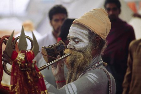 Téléchargez les photos : Sadhu instrument de musique, Kumbh fair mela, allahabad, Inde - en image libre de droit