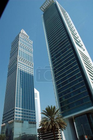 Foto de Edificios altos, Dubai Skyline, Emirates Head Office, Emiratos Árabes Unidos - Imagen libre de derechos
