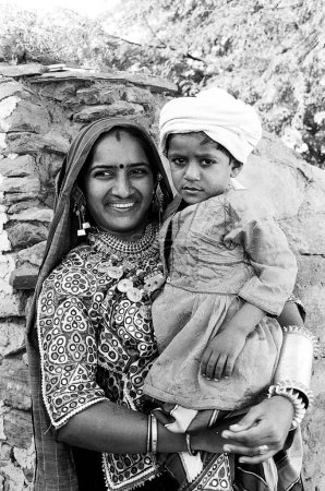 Foto de Mujer y niño en traje tradicional; pueblo de Ghanethi, distrito de Kutch, Gujarat, India - Imagen libre de derechos