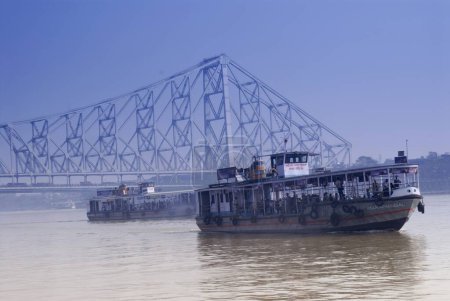 Téléchargez les photos : Vue du pont Howrah sur la rivière HooApproximativement à Calcutta ; Bengale occidental ; Inde - en image libre de droit