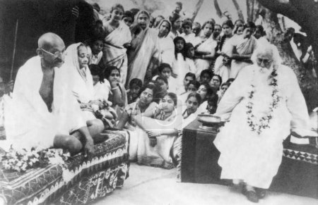 Foto de Mahatma Gandhi y Kasturba Gandhi se reúnen con Rabindranath Tagore en Shantiniketan, 18 de febrero de 1940, India NO MR - Imagen libre de derechos