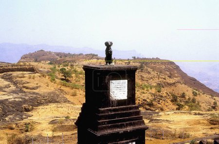 Foto de Memorial del Perro de Maratha rey Shivaji que saltó a la muerte cuando el rey murió se erige en el fuerte de Raigad en el distrito de Raigad de Maharashtra; India - Imagen libre de derechos