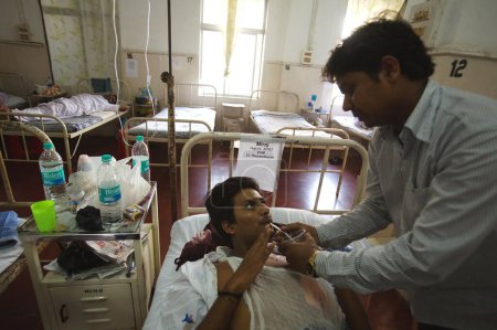 Foto de Víctima del atentado terrorista perpetrado por Deccan Mujahedeen el 26 de noviembre de 2008, atendida en el hospital J.J. de Bombay Mumbai. Maharashtra. India - Imagen libre de derechos