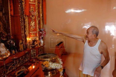 Foto de Un devoto en un templo chino en Mazgaon, Bombay Mumbai, Maharashtra, India - Imagen libre de derechos