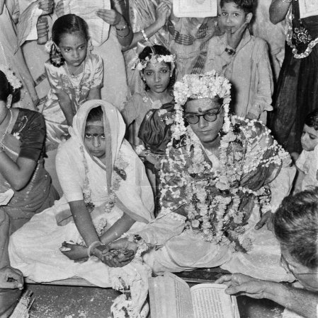 Foto de Viejo vintage 1900s foto en blanco y negro de la boda india boda novia novio India - Imagen libre de derechos