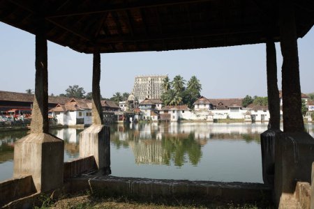 Templo y tanque o lago Padmanabhaswami; Thiruvananthapuram o Trivandrum; Kerala; India