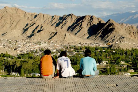 Foto de Los turistas disfrutan de la vista de Leh desde la montaña, cerca de la estupa shanti en Leh, Ladakh, Jammu & Cachemira, India - Imagen libre de derechos