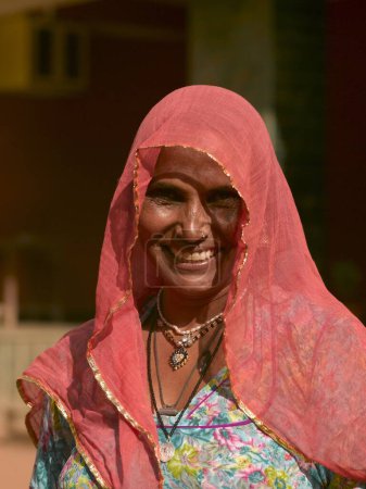 Téléchargez les photos : Shrimati bhanwari chanteur de chanson kabir au Rajasthan Inde - en image libre de droit