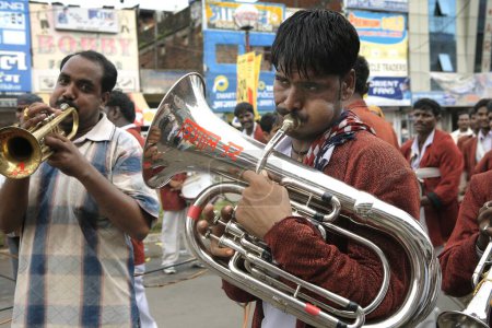 Téléchargez les photos : Janmashtami festival ou Lord Krishna anniversaire célébration carnaval procession avec musicien de groupe de musique jouant tuba basse, Jabalpur, Madhya Pradesh, Inde - en image libre de droit