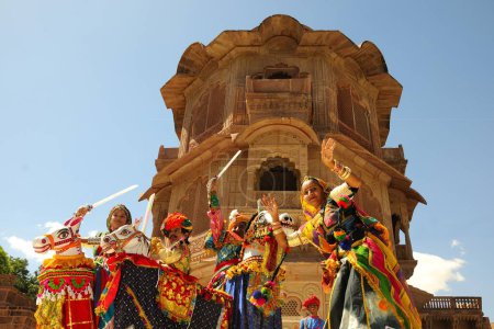 Foto de Bailarinas folclóricas kachhi ghodi en ek thamba mahal, Mandore, Jodhpur, Rajastán, India - Imagen libre de derechos