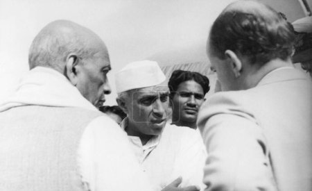 Foto de Sardar Vallabhbhai Patel, Jawaharlal Nehru y otros a su llegada al aeródromo en Calcuta, 1946, India - Imagen libre de derechos