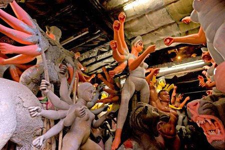 Téléchargez les photos : Modèle d'argile de la déesse Durga avec ses conjoints en cours de complet ; Calcutta ; Bengale occidental ; Inde - en image libre de droit
