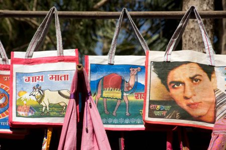 Téléchargez les photos : Toile peinte transporter sacs suspendus sur stalle palolem plage goa Inde Asie - en image libre de droit