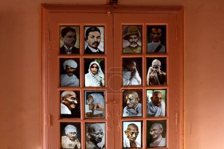 Foto de Fotografías de Mahatma Gandhi con su esposa Kasturba Gandhi en Satyagraha Ashram fundada el 25 de mayo de 1915 en Kochrab, Ahmedabad, Gujarat, India - Imagen libre de derechos