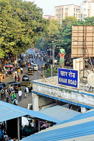 Téléchargez les photos : Khar Road Railway Station, Mumbai, Maharashtra, Inde, Asie - en image libre de droit