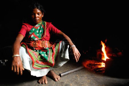 Foto de Ho tribus mujer cocina con carbón de madera; Chakradharpur; Jharkhand; India NO MR - Imagen libre de derechos