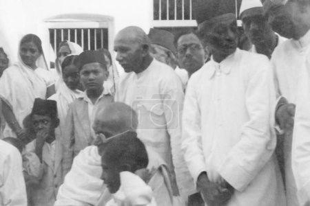 Téléchargez les photos : Lors de la rencontre de Mahatma Gandhis avec son cousin Kushalchand à Rajkot, 1936, Kushalchand Gandhis fils Chaganlal Gandhi, Inde - en image libre de droit