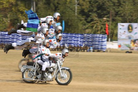 Téléchargez les photos : Armée indienne effectuant un équilibrage synchronisé acte sur les motos à Jabalpur Madhya Pradesh Inde Asie - en image libre de droit