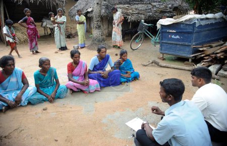 Foto de Damas y voluntarios rurales de ngo kshtriya gramin servicios financieros de la fundación IFMR, Thanjavur, Tamil Nadu, India - Imagen libre de derechos