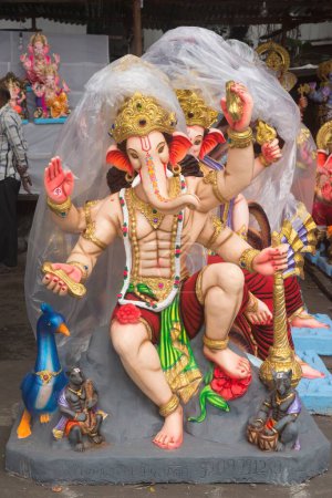 Téléchargez les photos : Body Builder idoles du Seigneur Ganesha conservées à vendre, Pune, Maharashtra, Inde, Asie - en image libre de droit