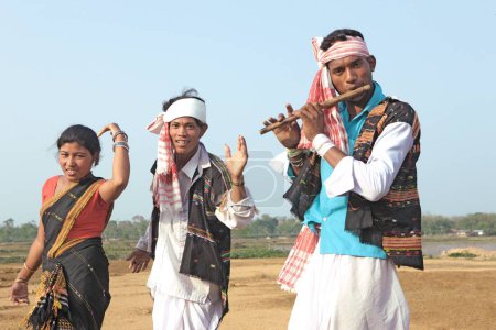 Téléchargez les photos : Les gens qui célèbrent le Nouvel An du festival Bihu. Assam. Inde - en image libre de droit