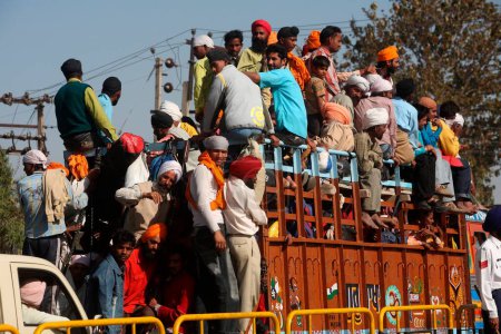 Téléchargez les photos : Des dévots à bord d'un camion après le festival Hola Mohalla à Anandpur sahib dans le district de Rupnagar, Punjab, Inde - en image libre de droit