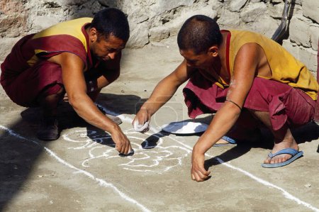 Téléchargez les photos : Lamas bouddhistes faisant Rangoli, Samtanling Gompa, Sumar Village, Nubra Valley, Ladakh, Inde - en image libre de droit