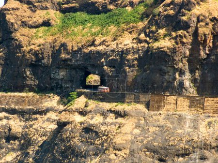Téléchargez les photos : Bus de transport public sortant du tunnel, Malshej ghat, Mumbai Bombay, Maharashtra, Inde - en image libre de droit