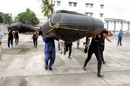 Téléchargez les photos : Des commandos marins de la Marine indienne faisant une démonstration simulée comment secourir lors de situations d'inondation à INS Kunjali à Colaba à Bombay Mumbai, Maharashtra ; Inde - en image libre de droit