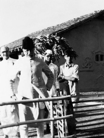 Foto de Mahadev Desai, Abdul Kalam Maulana Azad y otros en el Ashram Sevagram, 1941 - Imagen libre de derechos