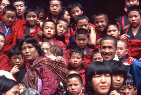 Téléchargez les photos : Mère avec bébé et moines bouddhistes, tashika jong, Thimphu, Bhoutan 1980 - en image libre de droit