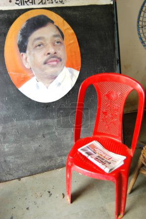 Téléchargez les photos : La photographie de Narayan Rane est exposée dans son bureau du parti à Chembur. Bombay Mumbai. Maharashtra. Inde - en image libre de droit