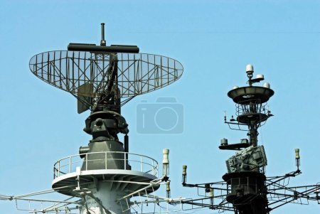 Foto de Sistema de radar avanzado en la cubierta de vuelo del INS viraat R22 marina india, Bombay, Mumbai, Maharashtra, India - Imagen libre de derechos
