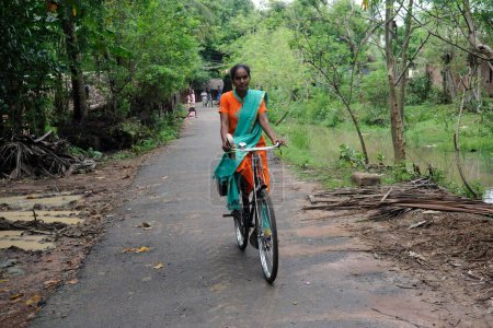 Foto de Ciclo de pilotaje voluntario por ngo kshtriya gramin financial services por IFMR Foundation, Thanjavur, Tamil Nadu, India - Imagen libre de derechos