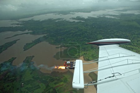 Foto de Siembra de nubes por piper aircraft en uppar vaitarana lake, Nashik, Maharashtra, India - Imagen libre de derechos