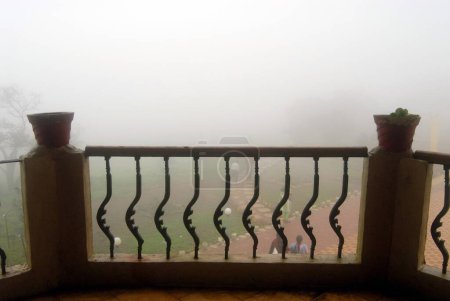 Téléchargez les photos : Vue brumeuse du balcon, Malshej Ghat, Maharashtra, Inde - en image libre de droit